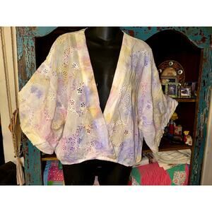 YFB YOUNG FABULOUS BROKE PASTEL TIE DYE EYELET TIA CROP KIMONO TOP L